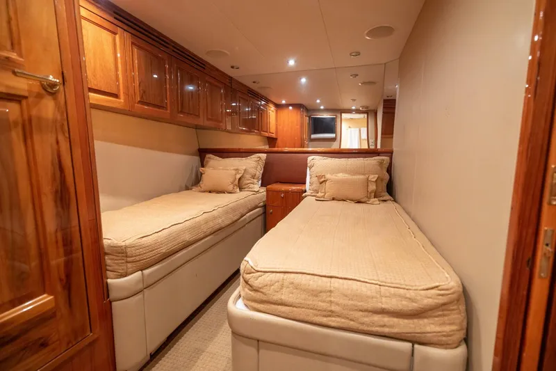 Slide: The Image of Hatteras 68 Convertible 2005 - 23