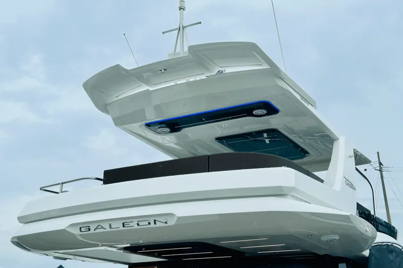 Slide: The Image of Galeon 500 FLY 2024 - 10