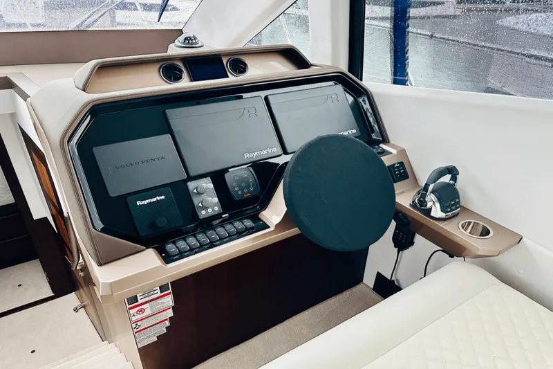 Slide: The Image of Galeon 500 FLY 2024 - 45