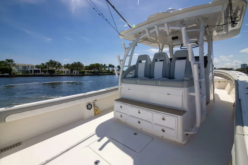 Slide: The Image of Regulator Marine 41 Center Console 2021 - 9