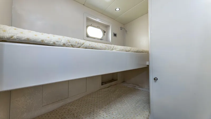 Slide: The Image of Azimut 2000 - 104