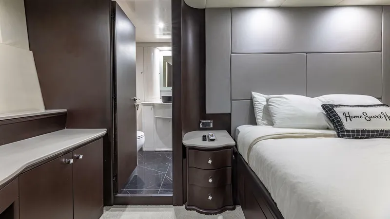 Slide: The Image of Azimut 2000 - 83
