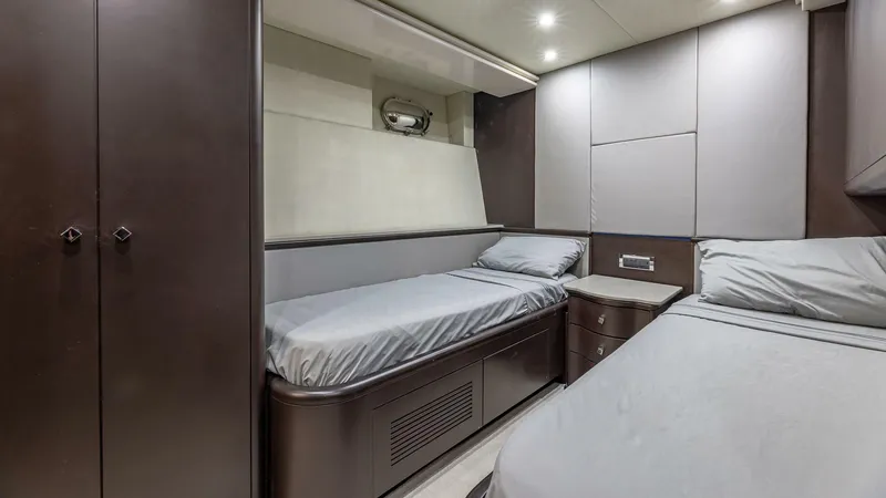 Slide: The Image of Azimut 2000 - 87