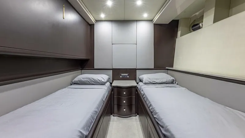 Slide: The Image of Azimut 2000 - 95