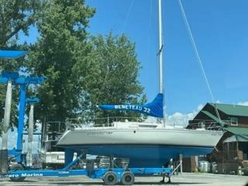 Slide: The Image of Beneteau 1984 - 5