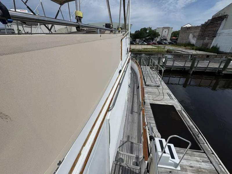 Slide: The Image of Grand Banks 42 Motor Yacht 1989 - 18