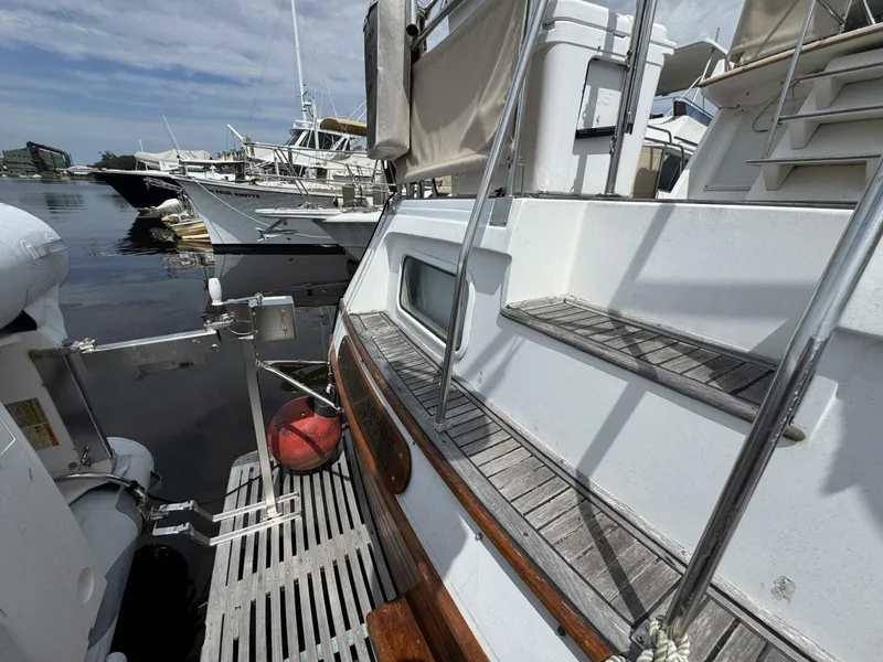 Slide: The Image of Grand Banks 42 Motor Yacht 1989 - 25
