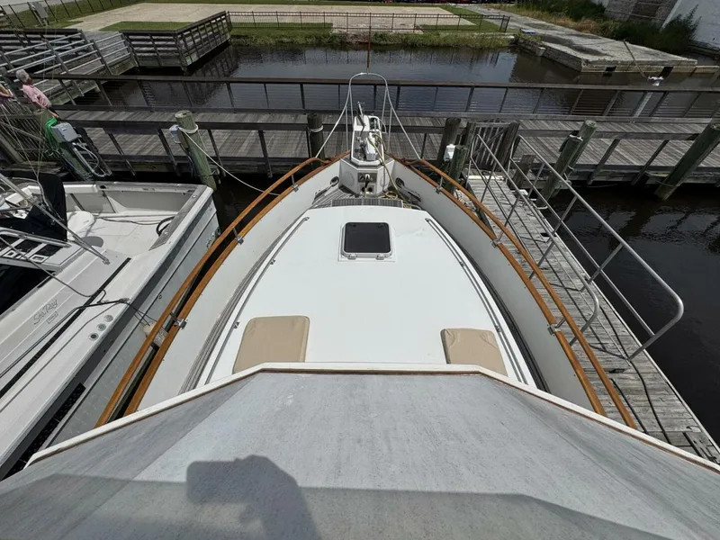 Slide: The Image of Grand Banks 42 Motor Yacht 1989 - 32
