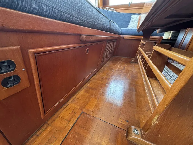 Slide: The Image of Grand Banks 42 Motor Yacht 1989 - 49
