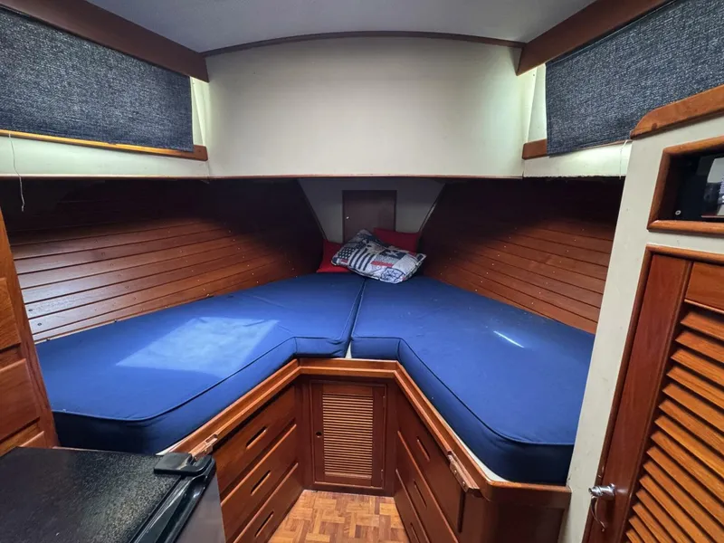 Slide: The Image of Grand Banks 42 Motor Yacht 1989 - 56
