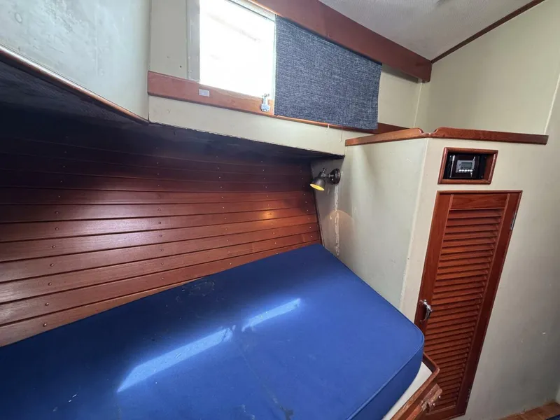 Slide: The Image of Grand Banks 42 Motor Yacht 1989 - 58