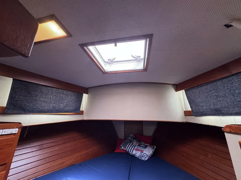 Slide: The Image of Grand Banks 42 Motor Yacht 1989 - 59