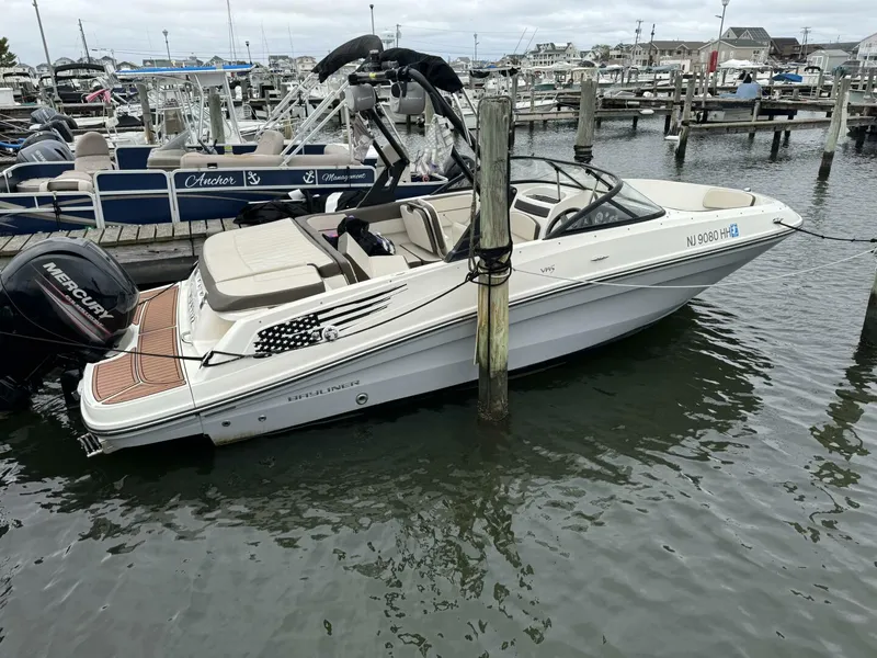 The Image of Bayliner VR5 Bowrider OB 2018 - 0