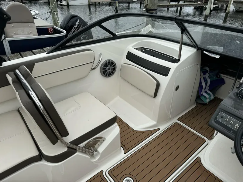 Slide: The Image of Bayliner VR5 Bowrider OB 2018 - 10