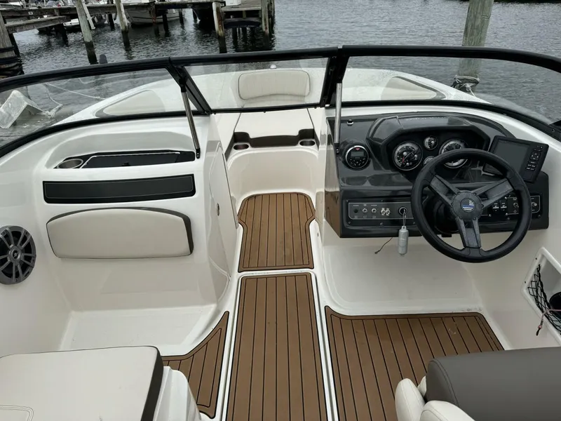 Slide: The Image of Bayliner VR5 Bowrider OB 2018 - 12