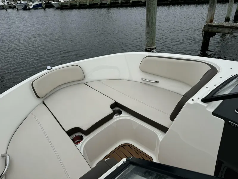 Slide: The Image of Bayliner VR5 Bowrider OB 2018 - 14