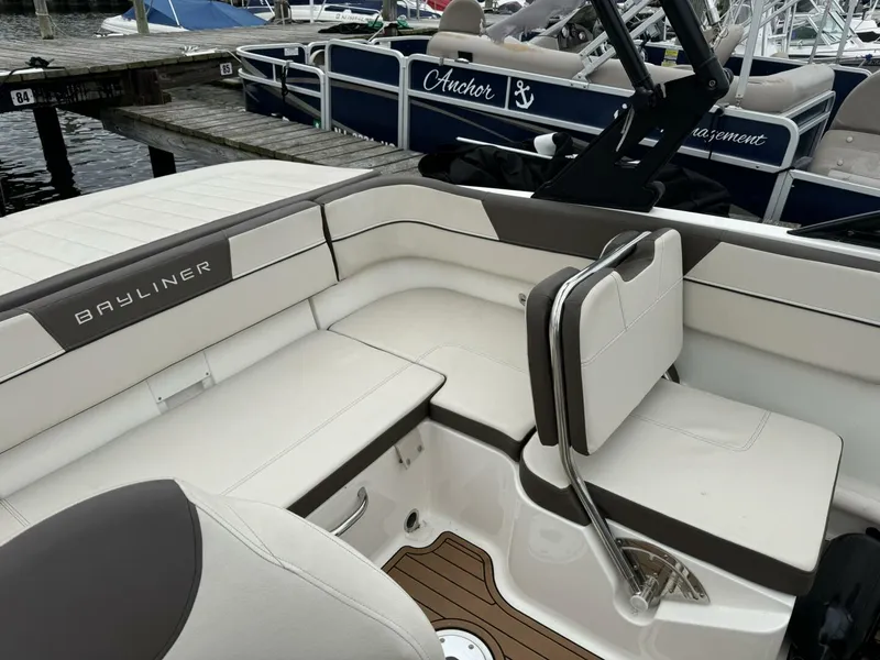 Slide: The Image of Bayliner VR5 Bowrider OB 2018 - 8