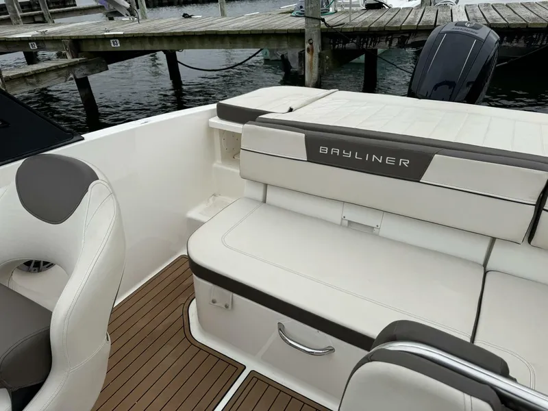 Slide: The Image of Bayliner VR5 Bowrider OB 2018 - 9