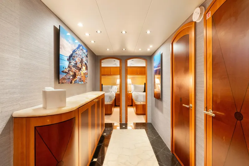 Slide: The Image of Hatteras 100 Motor Yacht 2005 - 10