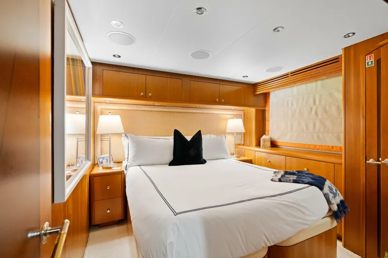 Slide: The Image of Hatteras 100 Motor Yacht 2005 - 12