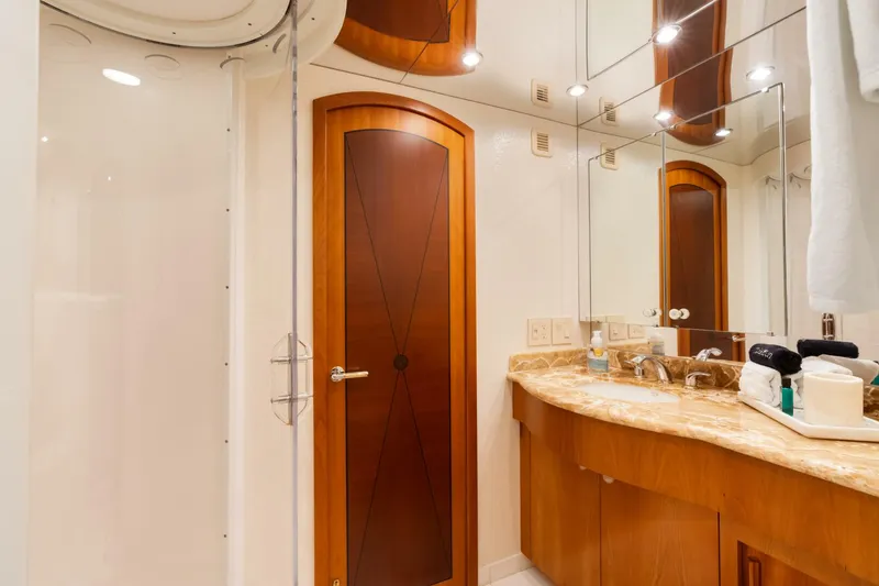 Slide: The Image of Hatteras 100 Motor Yacht 2005 - 15