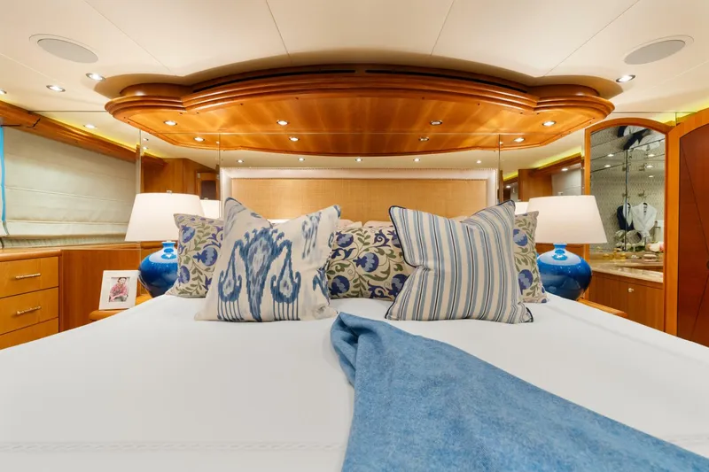 Slide: The Image of Hatteras 100 Motor Yacht 2005 - 21