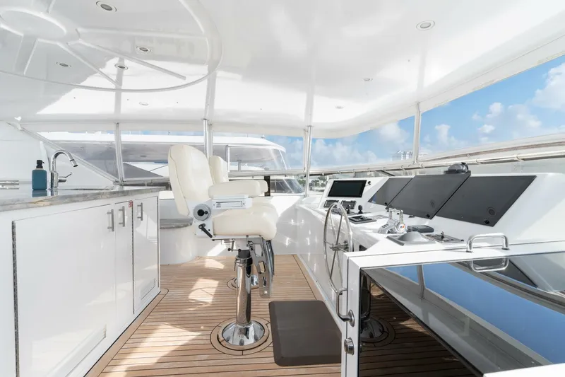 Slide: The Image of Hatteras 100 Motor Yacht 2005 - 34