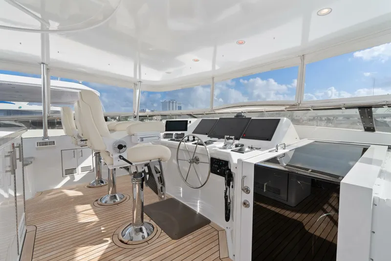 Slide: The Image of Hatteras 100 Motor Yacht 2005 - 38