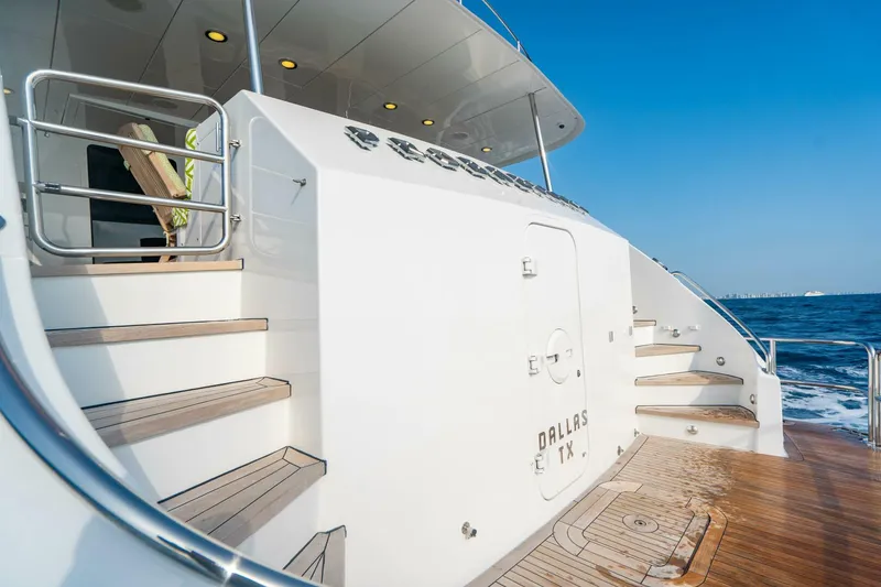Slide: The Image of Hatteras 100 Motor Yacht 2005 - 5