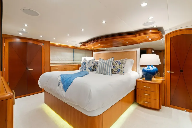Slide: The Image of Hatteras 100 Motor Yacht 2005 - 6