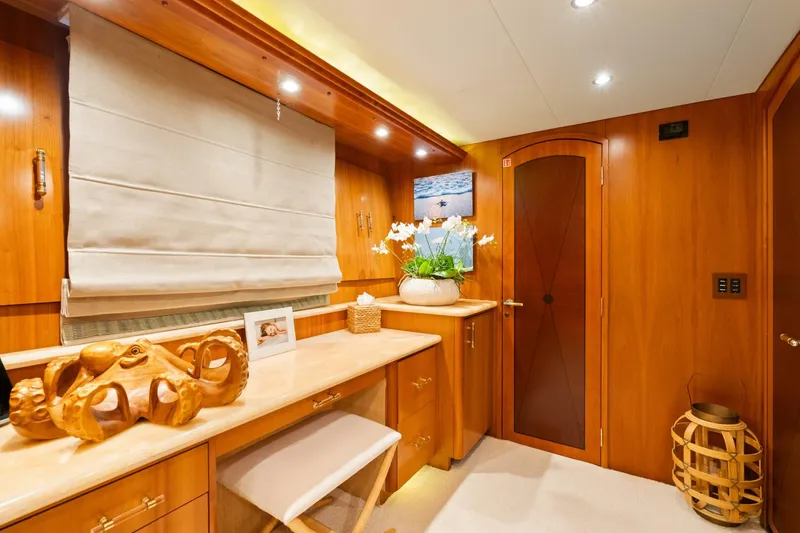Slide: The Image of Hatteras 100 Motor Yacht 2005 - 7