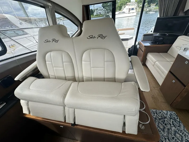 Slide: The Image of Sea Ray Sundancer 400 2018 - 32