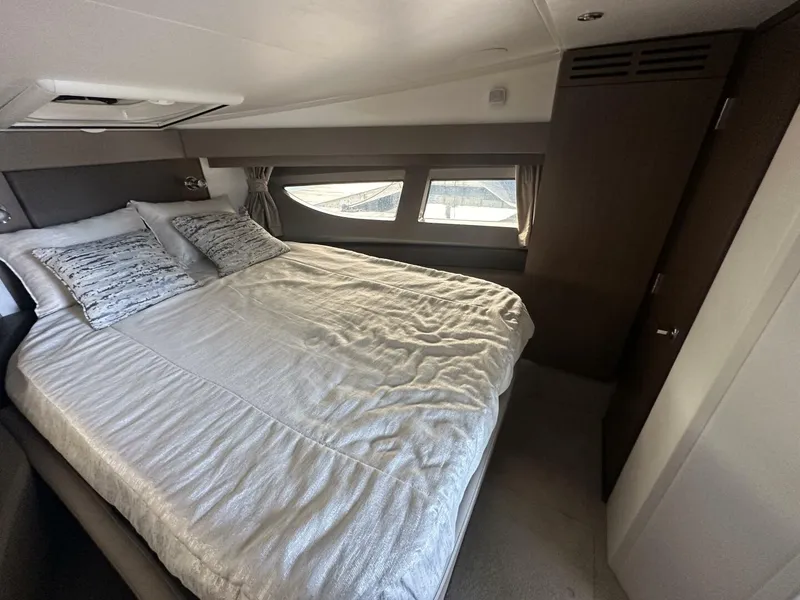 Slide: The Image of Sea Ray Sundancer 400 2018 - 33