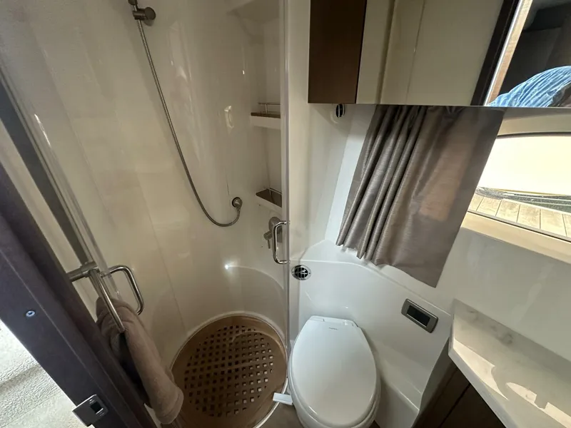 Slide: The Image of Sea Ray Sundancer 400 2018 - 37