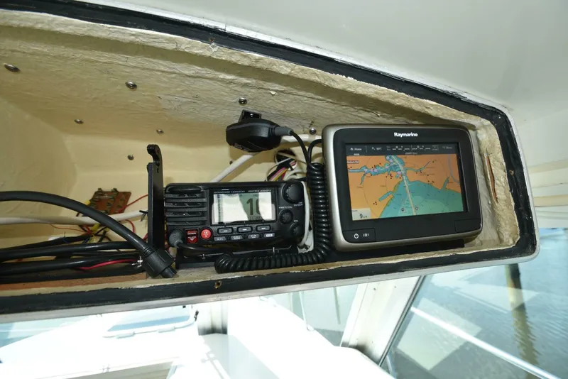 Slide: The Image of Albin 28 TE Pilothouse 1998 - 13
