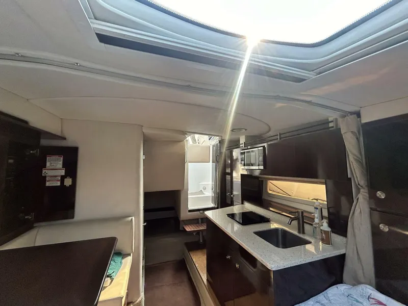 Slide: The Image of Sea Ray 310 Sundancer 2016 - 15
