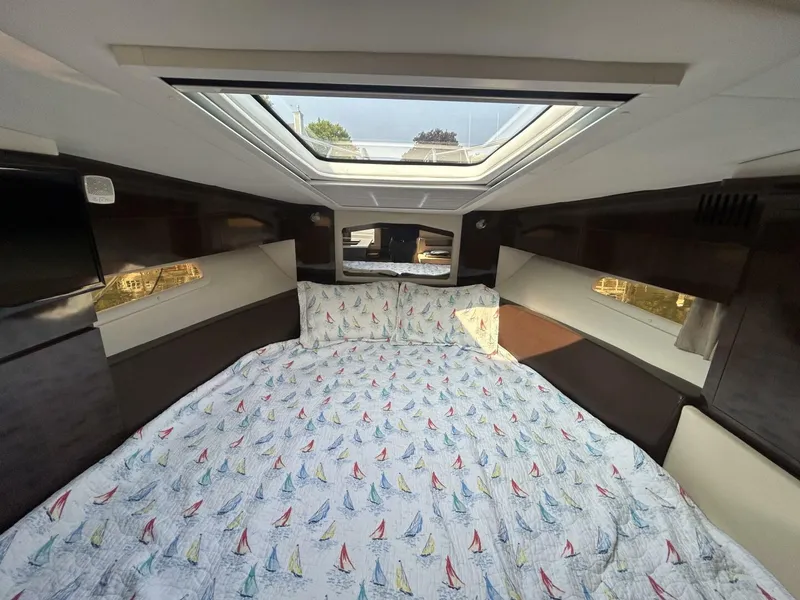 Slide: The Image of Sea Ray 310 Sundancer 2016 - 18
