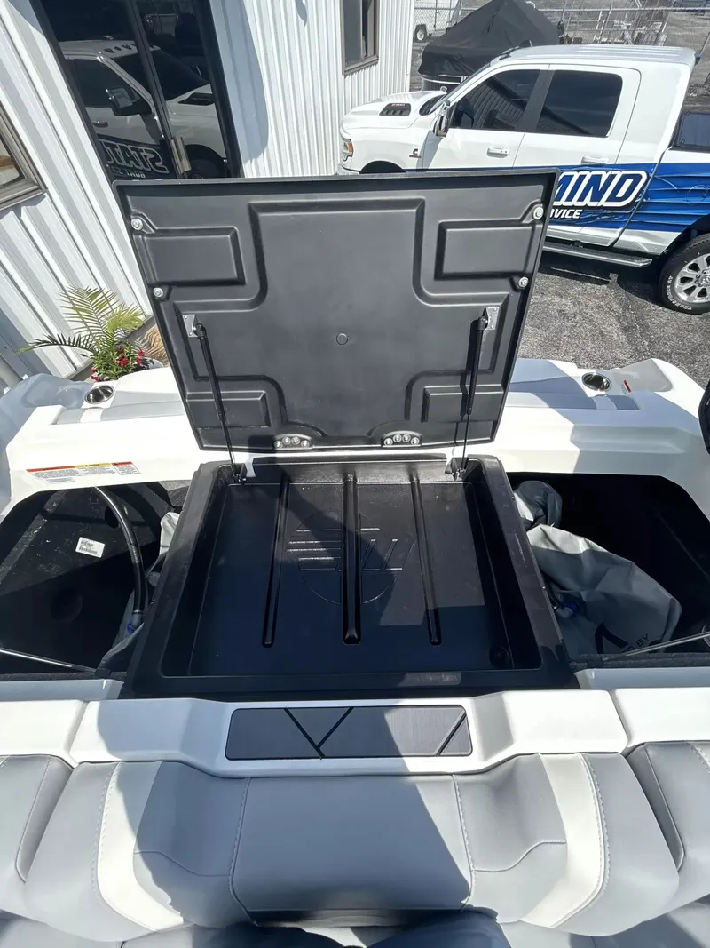 Slide: The Image of Malibu Wakesetter 23LSV 2025 - 10