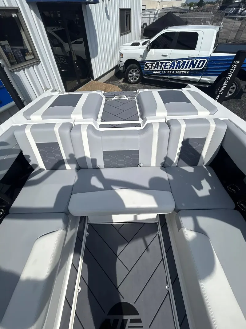 Slide: The Image of Malibu Wakesetter 23LSV 2025 - 11