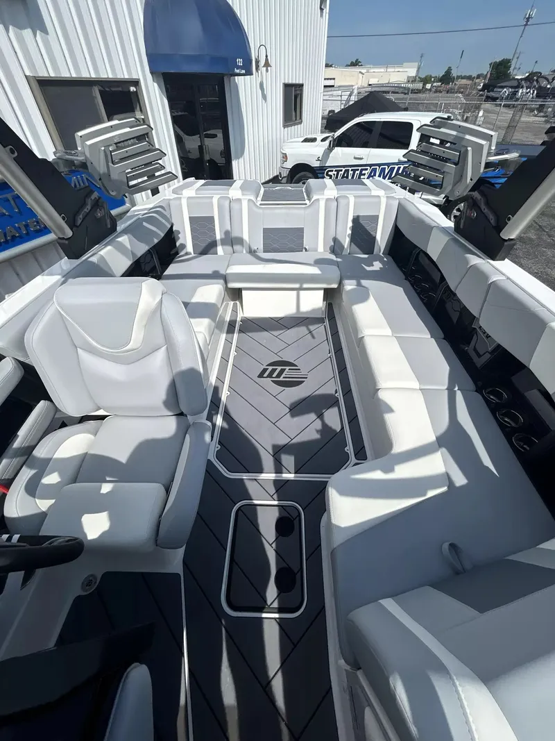 Slide: The Image of Malibu Wakesetter 23LSV 2025 - 12