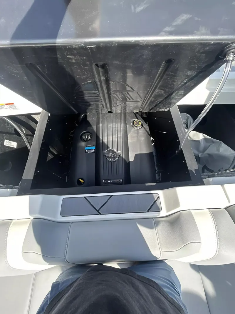 Slide: The Image of Malibu Wakesetter 23LSV 2025 - 9