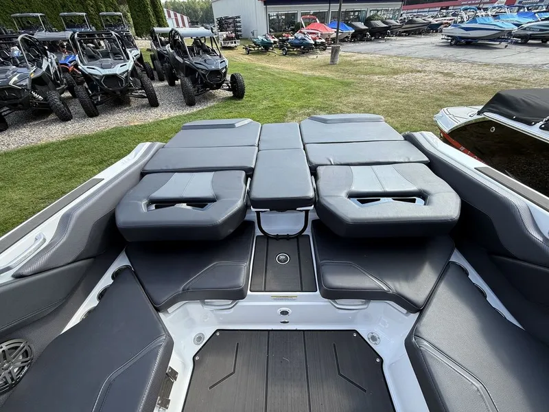 Slide: The Image of Scarab 235 LX 2026 - 10