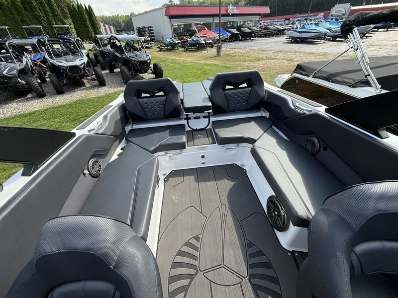 Slide: The Image of Scarab 235 LX 2026 - 12