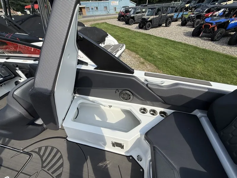 Slide: The Image of Scarab 235 LX 2026 - 15