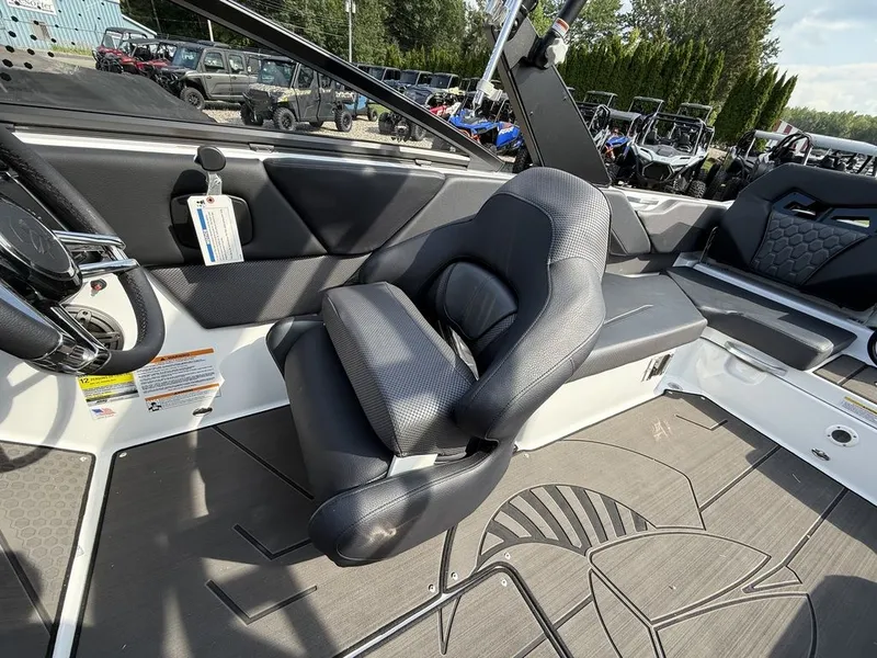 Slide: The Image of Scarab 235 LX 2026 - 17