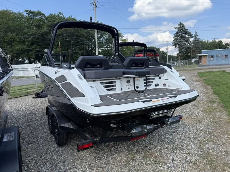 Slide: The Image of Scarab 235 LX 2026 - 2