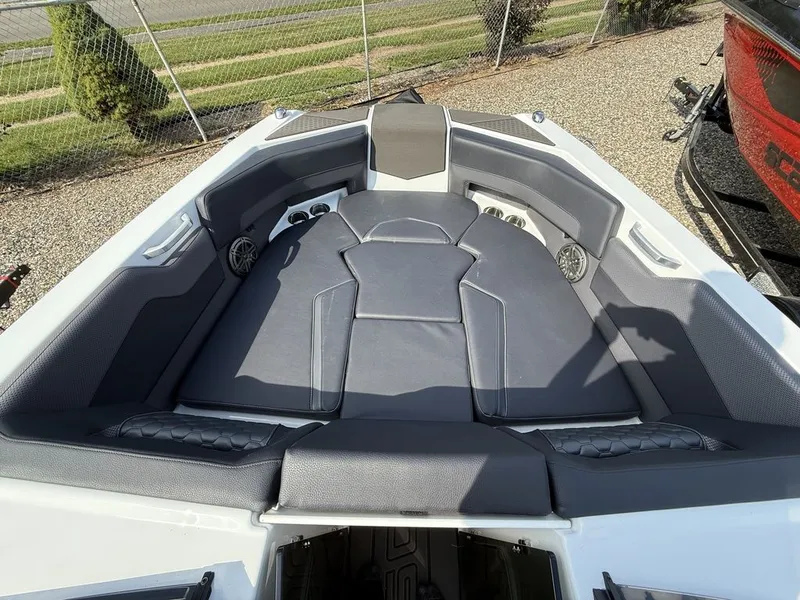 Slide: The Image of Scarab 235 LX 2026 - 22