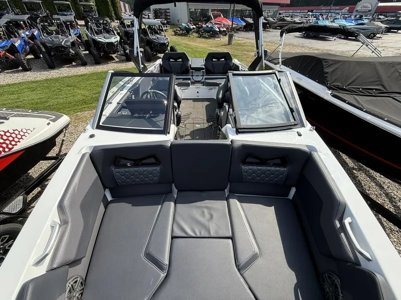 Slide: The Image of Scarab 235 LX 2026 - 23