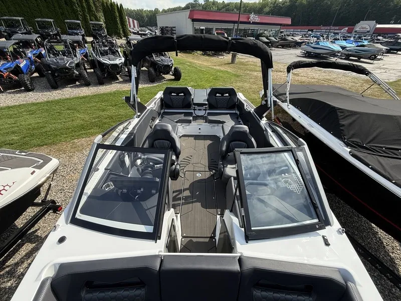 Slide: The Image of Scarab 235 LX 2026 - 24