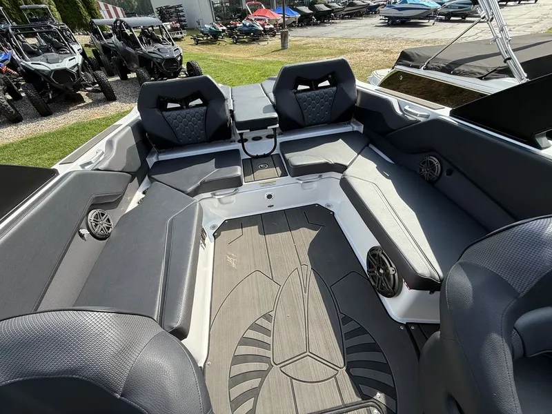 Slide: The Image of Scarab 235 LX 2026 - 25